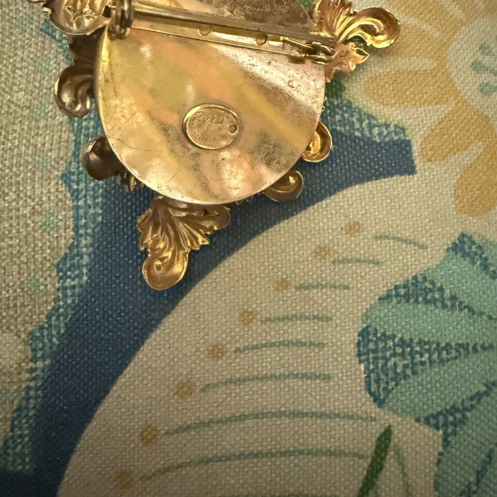 Vintage Baroque Pin Pearl Center Rossi France ?iconic designer look